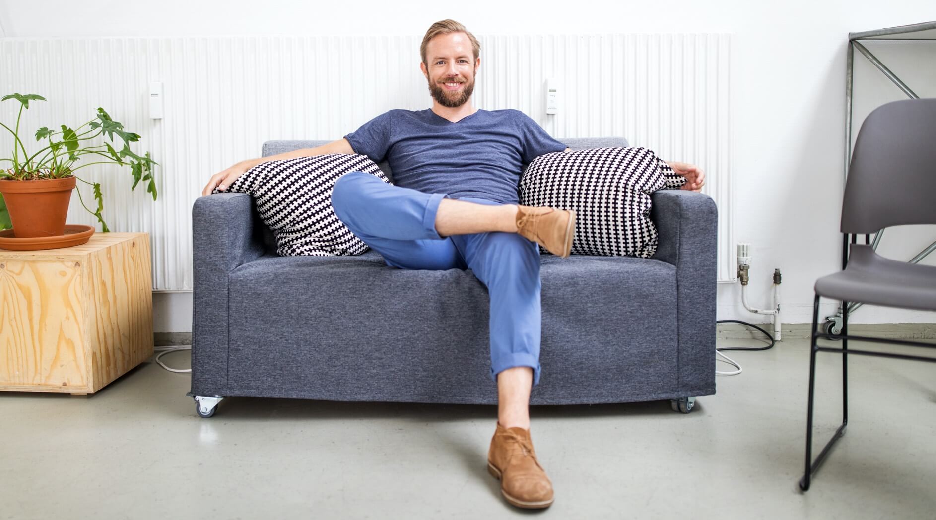 Мужчина сидит в кресле. Брат сидит на диване. Братья на диване. Человек сидит на диване. Сидит на диване.